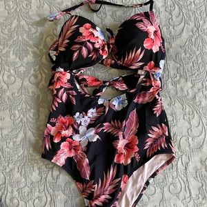 36b Shade and Shore brand black/coral floral key hole bathing suit. Gently used